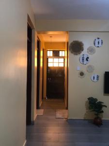 un couloir menant à une chambre avec porte dans l'établissement Kisumu Airview Homestay, à Kisumu