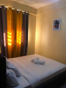 łóżko z dwoma ręcznikami w sypialni w obiekcie Kisumu Airview Homestay w mieście Kisumu