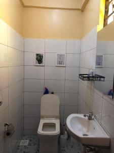 een badkamer met een toilet en een wastafel bij Kisumu Airview Homestay in Kisumu