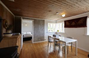 eine Küche und ein Esszimmer mit einem Tisch und Stühlen in der Unterkunft Guesthouse Nýp in Nýp