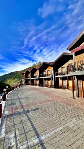 an empty street in front of a building at Green Cinar Apart in Uzungol