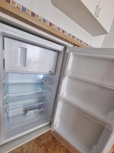 een lege koelkast met open deur bij Apartamento Comares in Comares