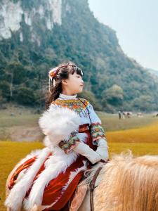 una mujer montando en la espalda de un caballo en Homestay Yến Long en Lạng Sơn