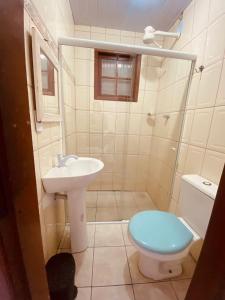 een kleine badkamer met een toilet en een wastafel bij Residencial Costa Mar in Rio das Ostras