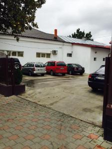 un grupo de autos estacionados en un estacionamiento en Matrix Hotel, en Tecuci