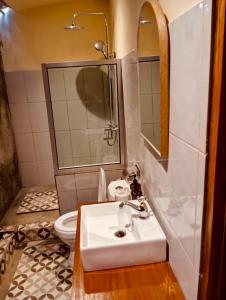 a bathroom with a sink and a toilet at Waroeng Senaru in Senaru