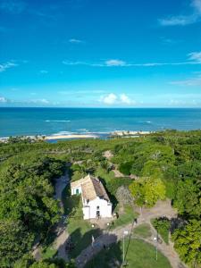 uma vista aérea de uma casa com o oceano ao fundo em Villas de Gaia Hotel Boutique em Trancoso