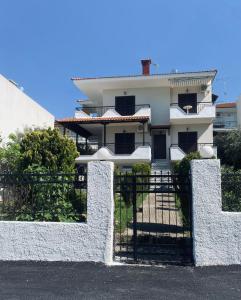 una casa blanca con una puerta delante de ella en DiaMar, en Kallithea Halkidikis