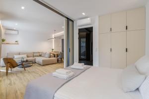 1 dormitorio con 2 camas y sala de estar en Central Sunny Loft with Plunge Pool en Athens