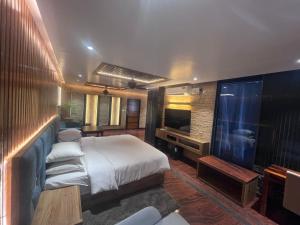 戈卡尔纳Kudle Beach View Resort And Spa Gokarna的一间带床和平板电视的卧室 更多37张照片