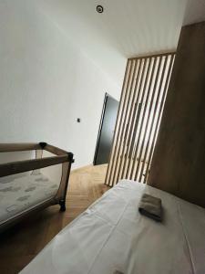 1 dormitorio con cama y ventana grande en APARTMÁN STYLE Brezno en Brezno
