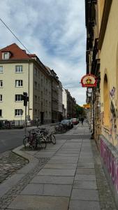 een straat met fietsen op de stoep bij Noy´z in der belebten Neustadt in Dresden