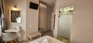 um quarto com uma cama, um lavatório e um espelho em Hotel Diana em Koroni