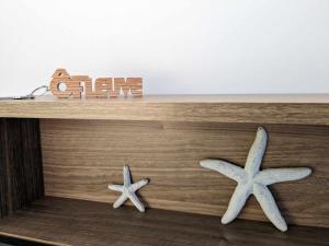 two starfish sitting on top of a wooden table at O Roy des Marees in Trois-Pistoles