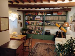 een woonkamer met een boekenplank gevuld met boeken bij Betta B&B in Gello