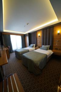 um quarto de hotel com duas camas num quarto em Green Prusa Hotel em Bursa