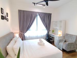 ein Wohnzimmer mit einem Bett, einem Sofa und einem Fenster in der Unterkunft Ipoh Sunway Villa , Guesthouse and Suites at Tambun, 6-14pax 2parking by IWH in Ipoh