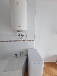 La salle de bains blanche est pourvue de toilettes et d'un lavabo. dans l'établissement Apartamento Comares, à Comares