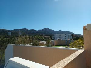 - une vue sur les montagnes depuis le balcon d'une maison dans l'établissement Apparemment rooftop marseille, à Marseille