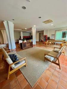 a large living room with chairs and a table at Hotel Violeta in Guarapari