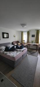 1 dormitorio con 1 cama y sala de estar en Ferienwohnungen Heinrichsberger, en Bad Aibling