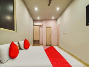 Voodi või voodid majutusasutuse OYO RS Hotel toas