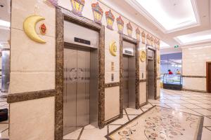 Hotel Apartments في مكة المكرمة: صف من المصاعد في عماره عليها موز