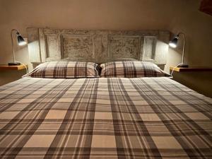ein Schlafzimmer mit einem Bett mit zwei Kissen und zwei Lampen in der Unterkunft Il Viaggiatore Appartamento in Anagni