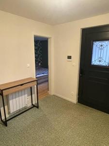 FurdenheimにあるAppartement Cosy à la Campagneの空き部屋(黒いドア、窓付) +7枚の写真
