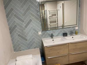 FurdenheimにあるAppartement Cosy à la Campagneの洗面台と鏡のあるバスルーム