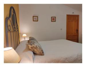 a bedroom with a bed with a pillow on it at Casa Rural El Abejorro in Alcalá del Júcar