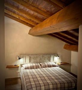 ein Schlafzimmer mit einem Bett mit zwei Lampen in der Unterkunft Il Viaggiatore Appartamento in Anagni