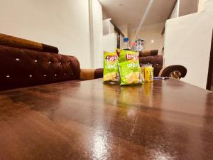 une table avec deux sacs de chips sur la table dans l'établissement Aston Hills Rooms & Cottages Tapovan, à Rishikesh