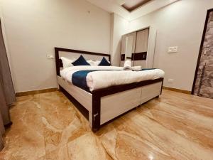سرير أو أسرّة في غرفة في Aston Hills Rooms & Cottages Tapovan