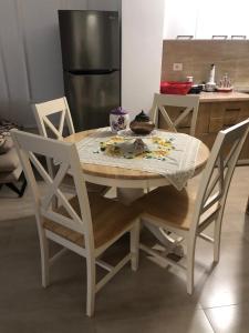 uma mesa e cadeiras com uma mesa e um frigorífico em Apartamento di Kian em Golem