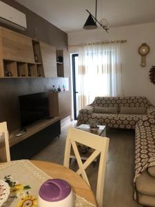 uma sala de estar com um sofá e uma mesa em Apartamento di Kian em Golem