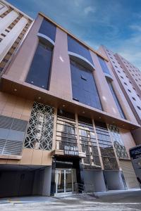 Hotel Apartments في مكة المكرمة: مبنى به الكثير من النوافذ