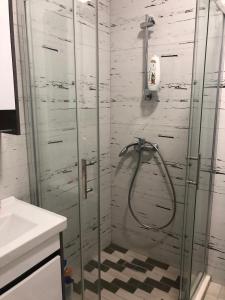 um chuveiro com uma porta de vidro na casa de banho em Apartamento di Kian em Golem