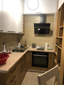 uma cozinha com um lavatório e um fogão em Apartamento di Kian em Golem