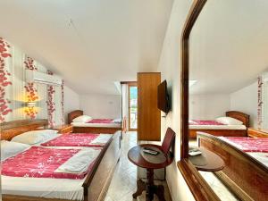 Postel nebo postele na pokoji v ubytování Hotel Grbalj + 37 fotografií