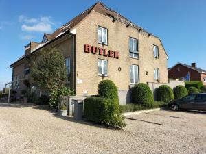 een gebouw met een stier bord aan de zijkant bij Boutique Hotel Butler in Zuienkerke