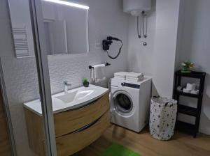 Apartment Mareta in Viganj في فيغاني: حمام مع غسالة ومغسلة