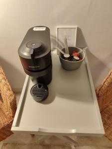 eine Kaffeemaschine auf einem Tisch neben einem Korb in der Unterkunft Colleoni 19 in Civitanova Marche