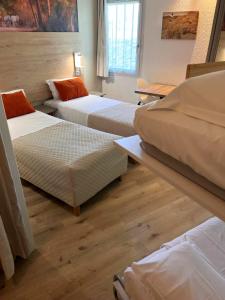 Postel nebo postele na pokoji v ubytování Hôtel le Mas des Ponts d'Arles