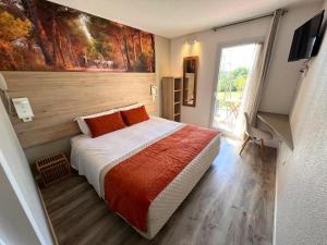 una camera da letto con un letto e un dipinto sul muro di Hôtel le Mas des Ponts d'Arles a Arles