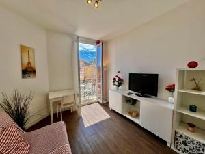ein Wohnzimmer mit einem TV und einem großen Fenster in der Unterkunft T2 Splendid View Near Monaco in Beausoleil