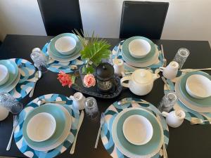 een tafel met blauwe en witte platen erop bij swane house in Brislington