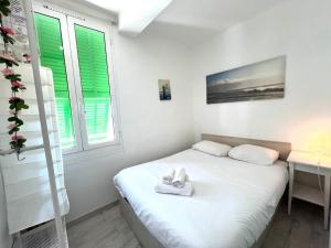 Schlafzimmer mit einem Bett, einem Schreibtisch und einem Fenster in der Unterkunft T2 Splendid View Near Monaco in Beausoleil