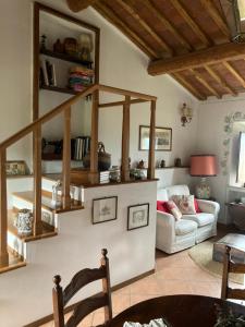 una sala de estar con una escalera de caracol en una casa en Salto di Gatto, en Castellina in Chianti