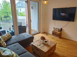 a living room with a couch and a coffee table at *1A Lage/Top Anbindung/4 Pers./Tiefgarage/Smart-TV* in Cologne